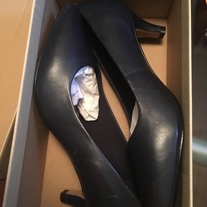 Clark’s kitten heels in navy blue leather in 6.5